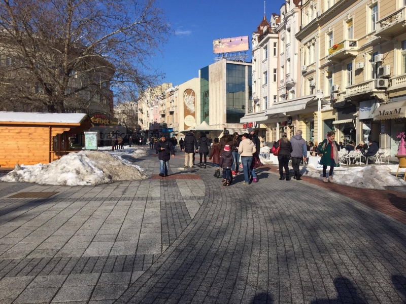 Пролетното време напълни Главната улица СНИМКИ